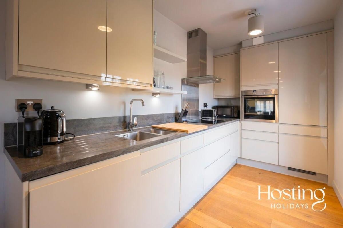 Stylish Luxury Apartment In The Centre Of Henley Esterno foto