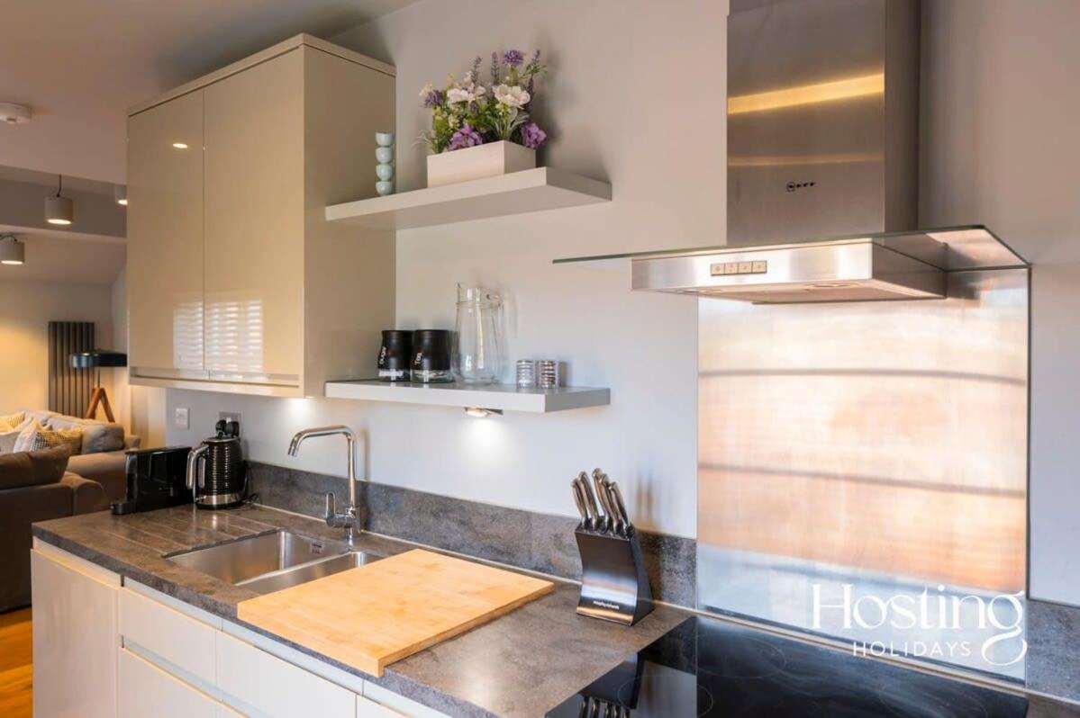 Stylish Luxury Apartment In The Centre Of Henley Esterno foto