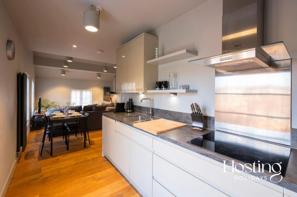 Stylish Luxury Apartment In The Centre Of Henley Esterno foto